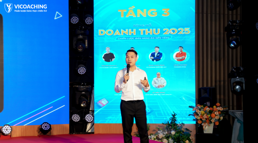Chuyên gia ViCoaching - Đặng Mạnh Dũng đang chia sẻ Bùng nổ doanh thu 2025 - Chiến lược bán hàng đa kênh